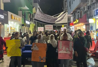 ނޫސްވެރިން މިނިވަން ކުރަން ގޮވާލައި، ރޭ ބޭއްވި މުޒާހަރާ. (ދައުރު ފޮޓޯ)