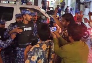 އިދިކޮޅުން ރޭ ބޭއްވި މުޒާހަރާ.