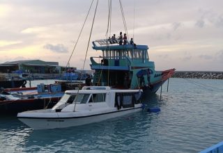 މާޅޮސް ކައިރިން ފެނުނު ބަންޑުން ޖަހާލާފައި އޮތް ލޯންޗް ފޮޓޯ