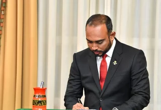 ކެބިނެޓުގެ ވަޒީރުން ހުވާކުރެއްވުމަށް ބޭއްވި ރަސްމިއްޔާތުގައި ޔޫތު މިނިސްޓަރު އިބްރާހީމް ވަހީދު. (ފޮޓޯ/ ރައީސް އޮފީސް)