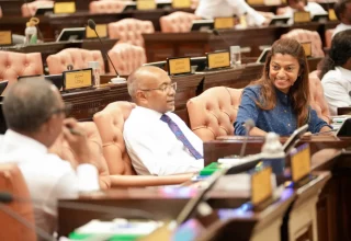 ރައްޔިތުންގެ މަޖިލީހުގެ ގަލޮޅު އުތުރު ދާއިރާގެ މެމްބަރު އީވާ އަބްދުﷲ އައި ހެންވޭރު ހުޅަނގު ދާއިރާގެ މެމްބަރު ހަސަން ލަތީފް/ފޮޓޯ: މަޖިލިސް