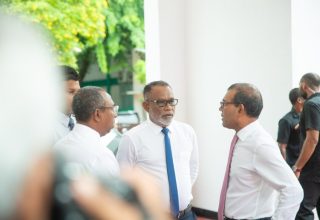ކުރީގެ ރައީސް ނަޝީދު އަދި މަޖިލީހުގެ ރައީސް އަބްދުއްރަހީމް އަބްދުﷲ -- ފޮޓޯ: އަދަދު