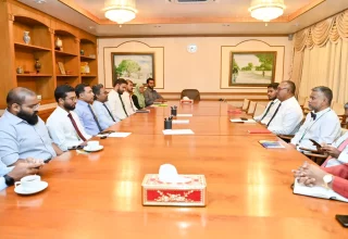 މީޑިއާ ކައުންސިލާއި ބްރޯޑްކޮމްގެ މެންބަރުންނާއެކު ރައީސް އޮފީހުގައި ބޭއްވި ބައްދަލުވުމުގެ ތެރެއިން/ ފޮޓޯ: ރައީސް އޮފީސް