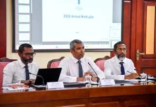 ރައްޔިތުންގެ މަޖިލީހުގެ މާލިއްޔަތު ކޮމިޓީގެ ބައްދަލުވުމުގައި އޮޑިޓަރ ޖެނެރަލް ހަސަން ނިޔާޒީއާއި، އޮފީހުގެ ބައެއް އިސްވެރިން/ ފޮޓޯ: މަޖިލިސް