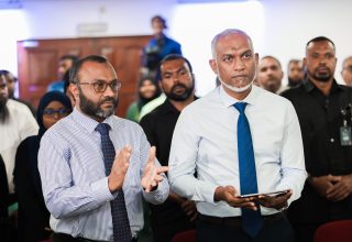 ރައީސް ޑރ. މުހައްމަދު މުއިއްޒު އަދި އިސްލާމިކް މިނިސްޓަރު ޑރ. މުހައްމަދު ޝަހީމް އަލީ ސައީދު، ޒަކާތު ހައުސް އިފްތިތާހު ކުރެއްވުމުގެ ރަސްމިއްޔާތުގައި/ ފޮޓޯ: އަދަދު