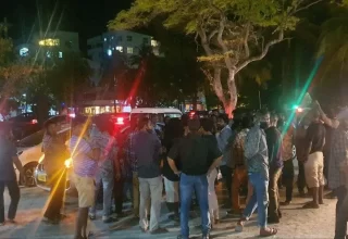 އިހްތިޖާޖުކުރުމަށްޓަކައި ބައެއް ޓެކްސީ ޑްރައިވަރުން ހުޅުމާލެ ރުއްގަނޑު ސަރަހައްދަށް އެއްވެފައިވާ މަންޒަރު 
ފޮޓޯ: ސޯޝަލް މީޑިއާ
