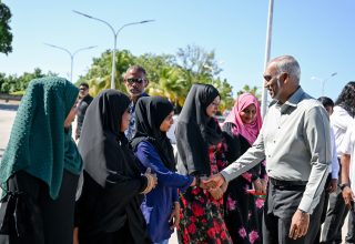 ރައީސް މުއިއްޒު ހިރިމަރަދޫ އަށް ވަޑައިގެން އެ ރަށުގެ ރައްޔިތުންތަކަކާ ބައްދަލުކުރައްވަނީ ---- ފޮޓޯ: ރައީސް އޮފީސް