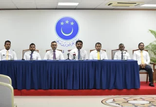އިއްޔެ ބޭއްވި ނޫސްވެރިންގެ ބައްދަލުވުމުގައި އެމްޑީޕީއަށް ނިސްބަތްވާ މަޖިލިސް މެންބަރު. -- ފޮޓޯ: މަޖިލީހުގެ އިދާރާ