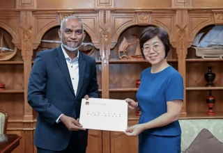 ސަފީރު ވާން ލިޖިން ރައީސް މުއިއްޒުއަށް ޝީގެ ސިޓީ ހަވާލުކުރައްވަނީ