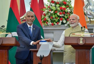 ރައީސް ޑރ. މުހައްމަދު މުއިއްޒު އާއި އިންޑިއާގެ ބޮޑުވަޒީރު ނަރެންދްރަ މޯދީ/ ފޮޓޯ: ރައީސް އޮފީސް