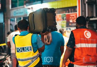 ހާދިސާ ހިނގި ސަރަހައްދުގައި ދިރިއުޅޭ ބައެއް މީހުން ރައްކާތެރި ތަންތަނަށް ބަދަލު ކުރުމުގައި ފުލުހުންނާއި ސިފައިން އަދި ރެޑްކްރެސެންޓް އިންހަރަކާތްތެރިވަނީ. ފޮޓޯ:ވަގުތު