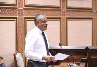 ހަޔާ އެޑިއުކޭޝަން މިނިސްޓަރު ޑރ. އިބްރާހިމް ހަސަން މަޖިލީހުގައި.