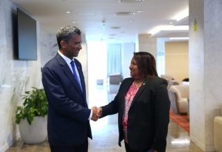 ސީޝެލްސްގެ ފޮރިން މިނިސްޓަރަށް ރާއްޖޭން މަރުހަބާ ދެންނެވުން-- ފޮޓޯ: ފޮރިން މިނިސްޓްރީ