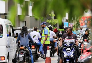 މާލޭގެ މަގުމަތީ ފުލުހުން ހަރަކާތްތެރި ވަނީ/ ފޮޓޯ: މިހާރު