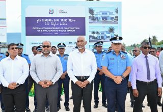 ބ. ތުޅާދޫ ޕޮލިސް ސްޓޭޝަންގެ ބިންގާ އަޅައި އެ މަޝްރޫއުގެ ޢަމަލީ މަސައްކަތް ފެށުމުގެ ތެރެއިން/ ފޮޓޯ: ރައިސް އޮފީސް