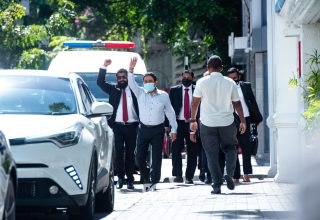 ކޯޓުގައި ކުރިޔަށް ގެންދިޔަ ޝަރީއަތަކަށް ފަހު ރައީސް ޔާމީނާއި އެމަނިކުފާނުގެ ގާނޫނީ ވަކީލުން