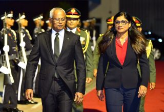 ޑިފެންސް މިނިސްޓަރު މާރިޔާ އަހުމަދު ދީދީ، ރައިސުލްޖުމްހުރިއްޔާ އިބްރާހީމް މުހައްމަދު ސާލިހާއިއެކު.