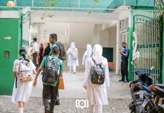 ސަލާހުއްދޫން ސްކޫލުގެ ދަރިވަރުންތަކެއް ރިޕޯޓުފޮތް ހިފައިގެންދަނީ-- ފޮޓޯ: ފަޔާޒް މޫސާ / މިހާރު