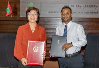 މިނިސްޓާ އޮފް ކޮންސްޓްރަކްޝަން އެންޑް އިންފްރޭސްޓްރަކްޗާ ޑރ. އަބްދުﷲ މުއްތަލިބު އަދި ޗައިނާ ސަފީރު ސަފީރު ވޮންގް ލީޒިން