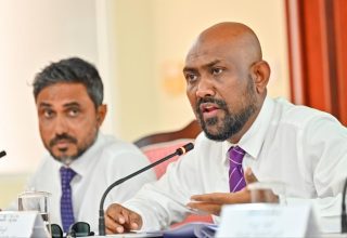 މަޖިލީހުގައި އޮތް ބައްދަލުވުމެއްގައި އޭސީސީގެ ރައީސް ވާހަކަދައްކަވަނީ: ފޮޓޯ | މިހާރު