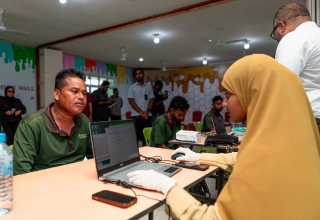 ބިދޭސީންގެ ބަޔޯމެޓްރިކް ޑޭޓާ އެއް ކުރަނީ: ފޮޓޯ/ ސަން