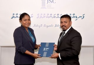 ފަނޑިޔާރާއި ލިޔުން ހަވާލު ކުރައްވަނީ/ ފޮޓޯ: ޖޭއެސްސީ