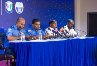 ފުލުހުންނާއި ކަސްޓަމްސްއިން ބޭއްވި ނޫސްވެރިންގެ ބައްދަލުވުން: ފޮޓޯ: ސަން