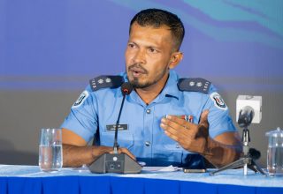 ފުލުހުންގެ އެންޓި ސްކޭމް ސެންޓަރުގެ ހެޑް، އިންސްޕެކްޓާ އޮފް ޕޮލިސް އާދަމް ނަވީދު ވާހަކަދައްކަވަނީ --- ސަން ފޮޓޯ/ މުހައްމަދު ޝާތިއު އަބްދުﷲ