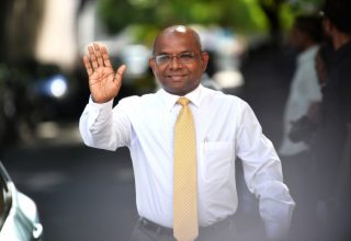 އަބްދުﷲ ޝާހިދު މަޖިލިސް ބޭރުން/ފޮޓޯ: ސަން އޮންލައިން/އަހްމަދު އައުޝާން އިލްޔާސް