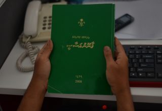 ދިވެހި ރާއްޖޭގެ ޖުމްހޫރިއްޔާގެ ޤާނޫނު އަސާސީ--- ފޮޓޯ: ސަން އެމްވީ