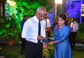 ރައީސް ސޯލިހު އަދި މިނިސްޓަރު ޔުމްނާ މައުމޫން -- ފޮޓޯ: ރައީސް އޮފީސް