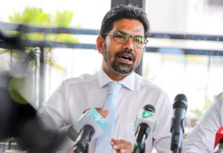 -- ފޮޓޯ/ ދެން އޮންލައިން