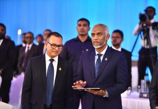 ރައީސް ޑރ. މުޙައްމަދު މުއިއްޒާއި މިނިސްޓަރު އާދަމް ޝަރީފް އުމަރު/ ފޮޓޯ: ރައީސް އޮފީސް