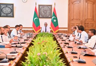 ރައީސް ޑރ. މުއިއްޒާއި ކެބިނެޓް މިނިސްޓަރުން ކެބިނެޓް ބައްދަލުވުމެއްގައި -- ފޮޓޯ: ރައީސް އޮފީސް