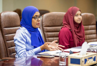 އެމްކިއުއޭގެ ބައްދަލުވުމެއްގައި ސީއީއޯ މަރިޔަމް ފިޒާނާ ރަޝީދު.