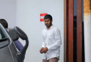 ކްރިމިނަލް ކޯޓުގެ އަޑުއެހުން ނިންމާލުމަށް ފަހު ޝާހިލް ގެންދަނީ/ ފޮޓޯ ކްރެޑިޓް: ސަން