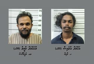 ހިޔާ ފްލެޓް އެޕާޓްމަންޓަކުން އަންހެނަކު ރޯތީ، އެކަމެއް ސާފުކުރަން ހުރަސްއެޅި ކަމަށް ބުނެ ހައްޔަރު ކުރި ދެމީހުން --- ފޮޓޯ/ ފުލުހުން