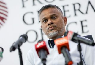 ޕްރޮސެކިއުޓާ ޖެނެރަލް އައްބާސް: ޕީޖީ އޮފީހުން ވަނީ ދައުވާތަކާ ގުޅޭ ގޮތުން ޝަކުވާ ހުށަހަޅަން ހުޅުވާލައިފައި -- ސަން ފޮޓޯ/ ނާއިޝް ނާހިދު