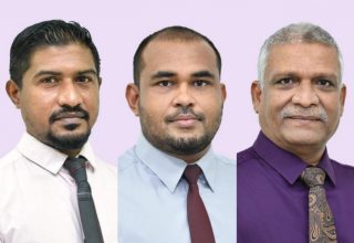 ކޮމިޝަނުގެ މެމްބަރުކަމުން ވަކި ކުރި އަލީ ނަޝާތާއި،  މުހައްމަދު އަސިިފް  އަދި މެމްބަރުކަމުގައި ބެހެއްޓުމަށް ނިންމި އާސިފް/ ފޮޓޯ: އީސީ