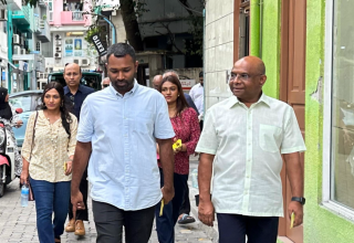 އެމްޑީޕީގެ ރައީސް އަބްދުﷲ ޝާހިދު އަދި ޗެއާޕާސަންގެ މަގާމަށް ވާދަކުރައްވާ ކެންޑިޑޭޓް އަދި ގަލޮޅު ދެކުނު ދާއިރާގެ މެންބަރު މީކާއީލް އަހުމަދު ނަސީމް: ފޮޓޯ މީކާއީލް އެކްސް