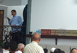 ހުޅުމާލޭ އަޒީޒާ މިސްކިތުގައި ބިދޭސީއަކު އިމާމުވެ ޢީދު ނަމާދުކުރަނީ -- ފޮޓޯ/ އަހުމަދު އަންދު، ފޭސްބުކް