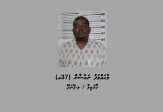 ލ. ކައްދޫގައި ހިނގި އެކްސިޑެން މައްސަލައިގެ ތަހުގީގަށް ހައްޔަރު ކުރި މީހާ/ ފޮޓޯ: ފުލުހުން