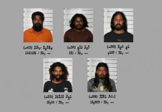 އޮޕަރޭޝަން އަލިމަގުގެ ދަށުން އައްޑޫ ސިޓީގައި ކުރިއަށް ގެންދިޔަ އޮޕަރޭޝަނުގައި ހައްޔަރުކުރި ފަސް މީހުން/ ފޮޓޯ: ފުލުހުން