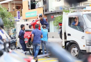 ގަވައިދާ ހިލާފަށް ޕާކުކޮށްފައި ހުރި ވެހިކަލްތަކެއް ޓޯ ކުރަނީ/ ފޮޓޯ: ފުލުހުން