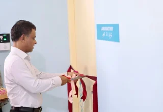 ގދ.ހޯޑެއްދޫ ސިއްޙީ މަރުކަޒުގައި ލެބޯޓްރީ ހިދުމަތް ހެށުމަށް ބޭއްވުނު ރަސްމިއްޔާތުގެ ތެރެއިން-- ފޮޓޯ: ސިއްޙީ ވުޒާރާ