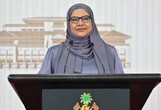 މިއަދު ބޭއްވި ނޫސްވެރިންގެ ބައްދަލުވުމުގައި ވަޒީރު އައިޝަތު ޝިހާމް ވާހަކަދައްކަވަނީ: ފޮޓޯ: ސަރުކާރު