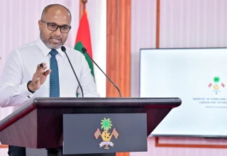 ނޫސްވެރިންގެ ބައްދަލުވުމުގައި ވަޒީރު ޢަލީ އިޙްސާން ވާހަކަދައްކަވަނީ. ފޮޓޯ: ރައީސް އޮފީސް