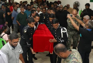 ރަސްމީ އިއްޒަތުގައި ބޭއްވި މަހުދީގެ ޖަނާޒާގެ ތެރެއިން. ފޮޓޯ: އެމްއެންޑީއެފް