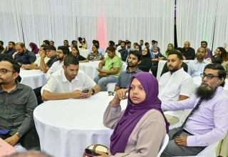 ރައީސުލްޖުމްހޫރިއްޔާ ކުދި އަދި މެދުފަންތީގެ ވިޔަފާރިވެރިންނާ ބައްދަލުކުރެއްވުން. ފޮޓޯ؛ ރައީސް އޮފީސް