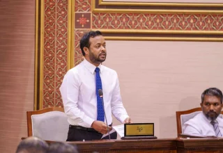 ބިނާރާއި ގެދޮރުވެރިކަމާއި އުމްރާނީ ތަރައްގީއާ ބެހޭ ވަޒީރު ޑރ.ޢަބްދުﷲ މުއްޠަލިބް މިއަދުގެ ޖަލްސާގައި މެމްބަރުންގެ ސުވާލުތަކަށް ޖަވާބުދެއްވަނީ. ފޮޓޯ: މަޖިލިސް އިދާރާ.